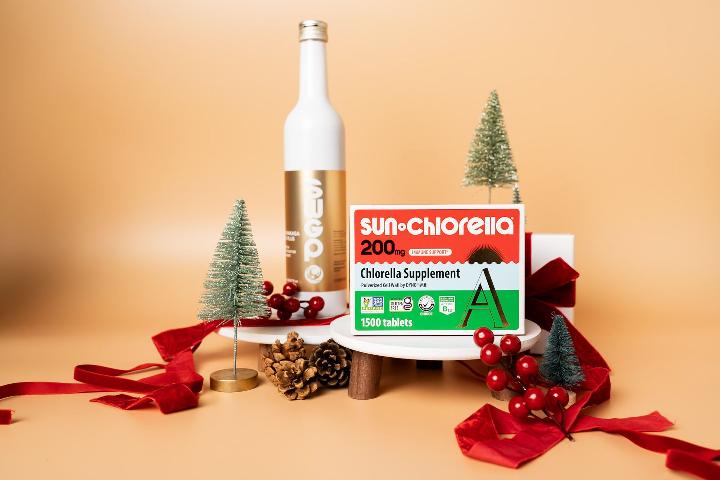 Sun Wakasa Gold Plus and Chlorella Tablets displayed in a festive theme