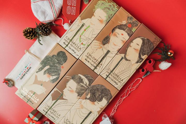 Chlorella Udon Noodle packages set against a festive background 